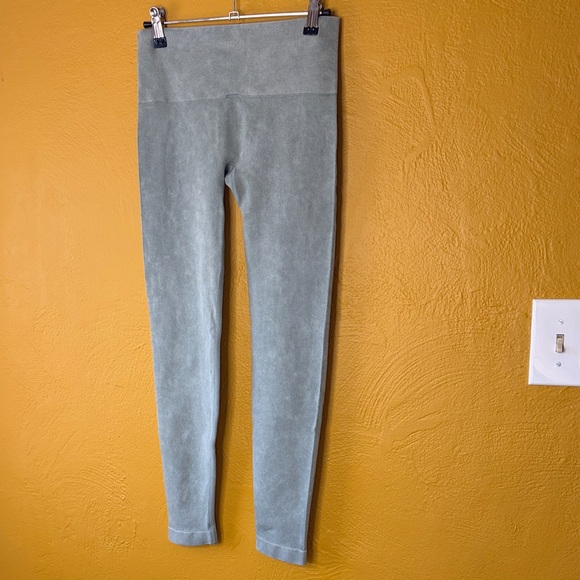 Yogalicious Stone Wash Seamless Allure Ankle Tight in size S. - Picture 6 of 7